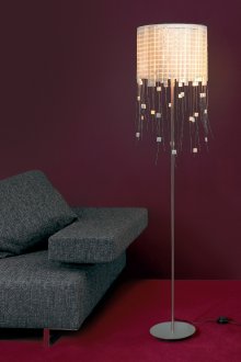 Оригинална подова лампа в бордо-сив интериор