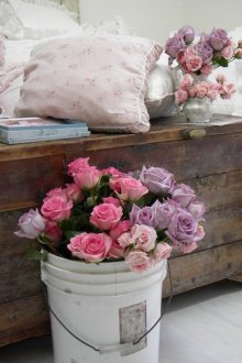 Живи рози в интериора на спалнята