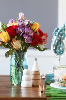 Букет от рози и други цветя в интериора