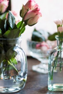 Рози във вази в интериора