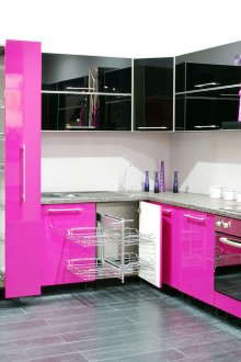 Ярко розови, черни и бели цветове в кухнята.