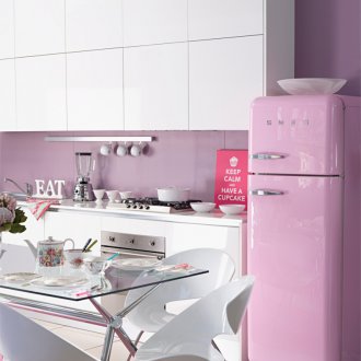 Пастелни розови и бели цветове в кухнята