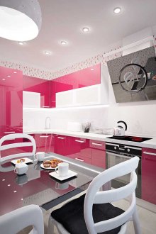 Розови, черни и бели цветове в кухнята.