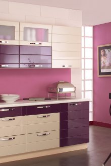 Комбинацията от розово, лилаво и бежово в кухнята