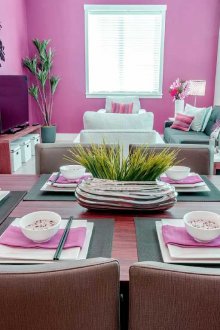 Розова стена и акценти в интериора на хола-кухнята