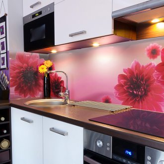 Розова престилка с цветя в кухнята