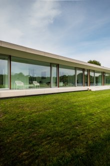 Огромна стъклена фасада на къщата