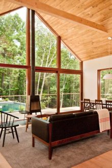 Красиво модерно остъкляване на вилата