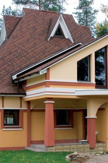 Остъклена фасада на уютна вила