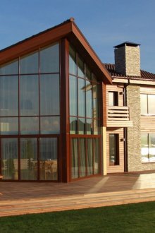 Остъкляване на фасадата на уютна двуетажна вила
