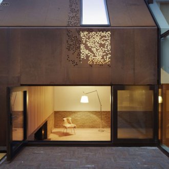 Остъклена фасада на модна къща