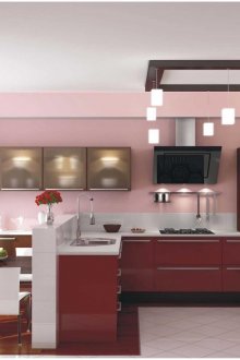 Розови и бели стени в кухнята