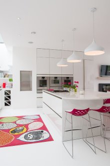 Розови акценти в белия интериор на хола-кухнята
