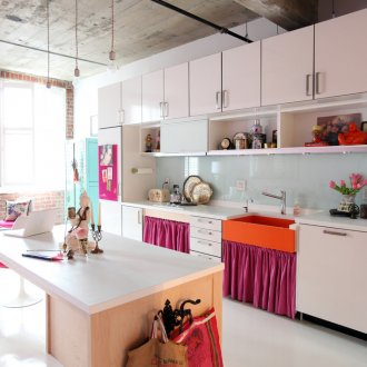 Розови акценти в модерен кухненски интериор