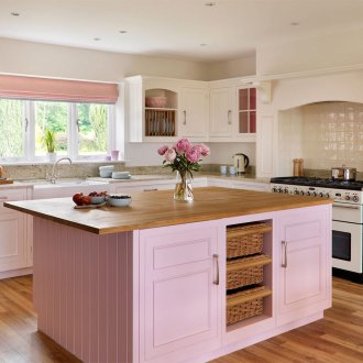 Кафяво-розов остров в интериора на кухнята