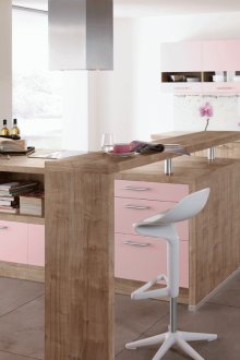 Кафяво-розов комплект с бар за закуска в кухнята