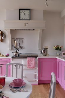 Бял и розов кухненски комплект