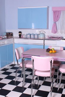Розови, сини, черни и бели цветове в кухненски интериор в ретро стил