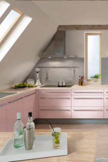 Розово-сив апартамент в таванската кухня
