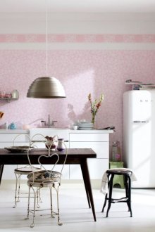 Розови, бели и черни цветове в интериора на кухнята