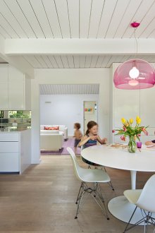 Розови столове и лампа в кухнята