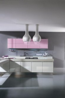 Розови, сиви и бели цветове в интериора на голяма кухня