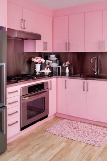 Бежов под в розова и сива кухня.