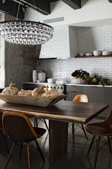 Черен диван в таванско помещение