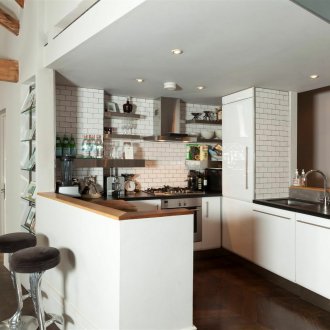 Маса за басейн в интериора на таванското помещение