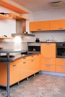 Черни акценти в бяла и оранжева кухня