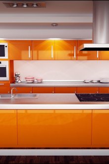 Оранжева кухня в кухнята с остров