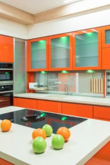 Оранжева и бяла кухня с остров