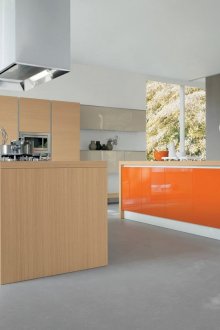 Бежови, оранжеви и сиви цветове в интериора на просторна кухня