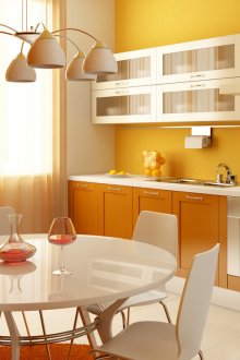 Оранжеви, жълти и бели цветове в интериора на кухнята