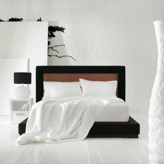 Бели стени и под в спалнята