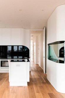 Черно-бели мебели в кухнята