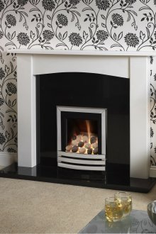 Черно-бели флорални тапети в хола