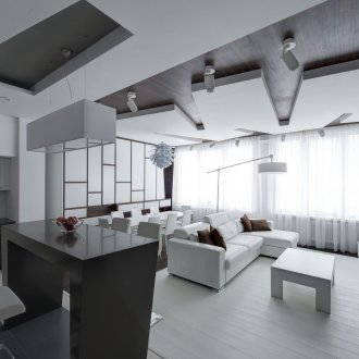 Просторна черно-бяла всекидневна-кухня