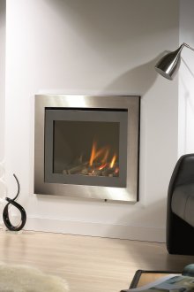 Черно-бял декор за хол с камина