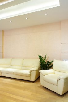 Минималистичен бежов хол