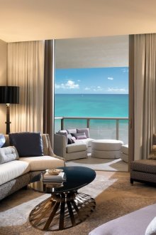 Бежово, черно, люляк и сив цвят в хола.