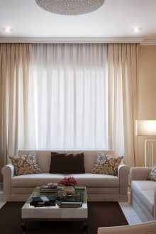 Бежови, шоколадови и бели цветове в интериора на хола.