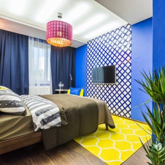 Candelier merah jambu asal di dalam bilik tidur dengan aksen kuning