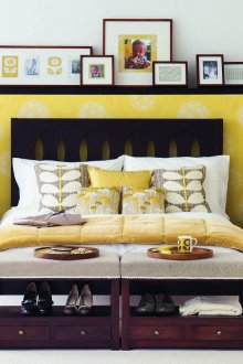 Dinding kuning dan tempat tidur di bilik tidur