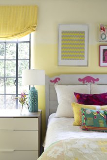 Gabungan kuning dengan warna-warna lain yang indah di dalam bilik tidur