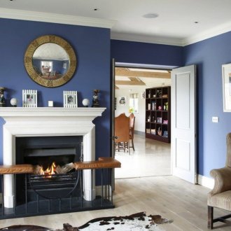 Бял таван в синьо-бяла всекидневна с камина