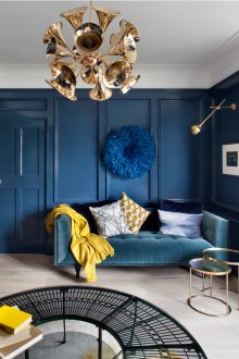 Златни светлини в синя всекидневна