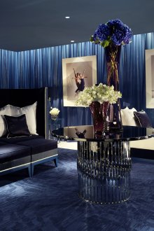 Блестящи сини завеси в хола