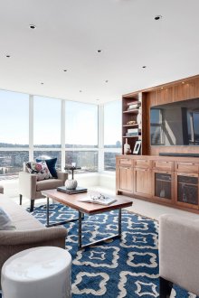 Бял под на хола със сини акценти