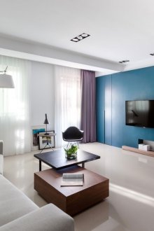 Синя стена в светъл интериор на всекидневната